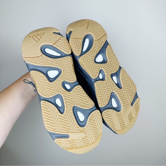 NWB Yeezy Boost 700 V2 - Picture 10 of 11